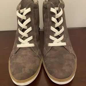 Dr. Scholl’s Camo Wedge sneakers 8.5